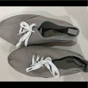 grey tennis shoes